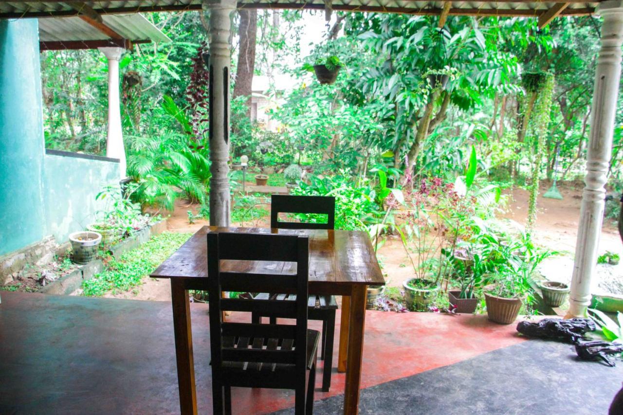 Manju Homestay Szigirija Kültér fotó